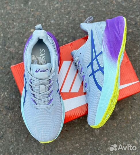 Кроссовки женские Asics Novablast 3