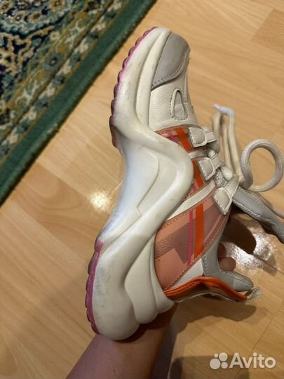 Осенние Кроссовки женские 37 размер б/у