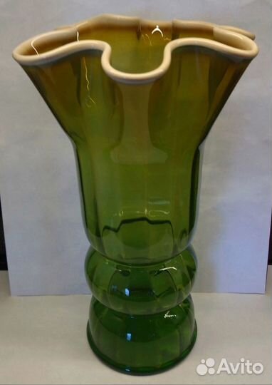 Большая ваза. цветное стекло. з-д 