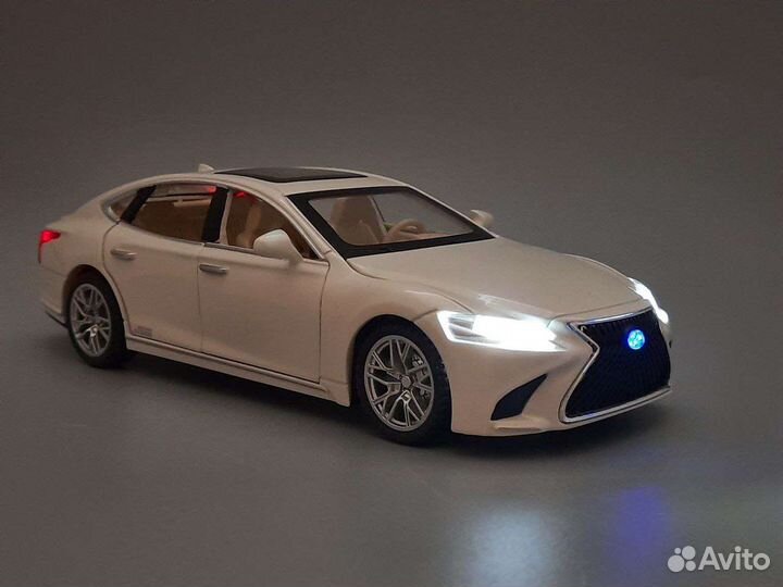 Коллекционные модели, металл машинка Lexus LS 500h