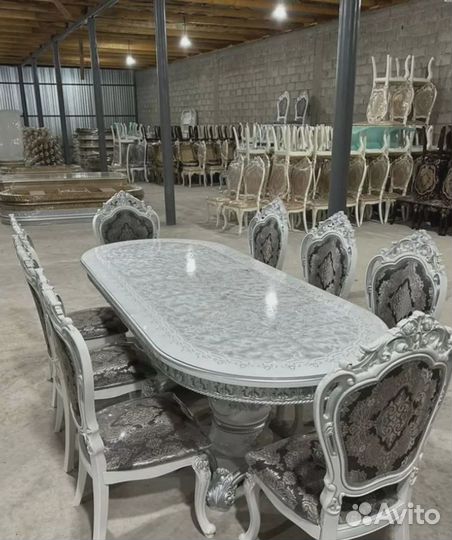 Кухонный стол и стулья в комплекте