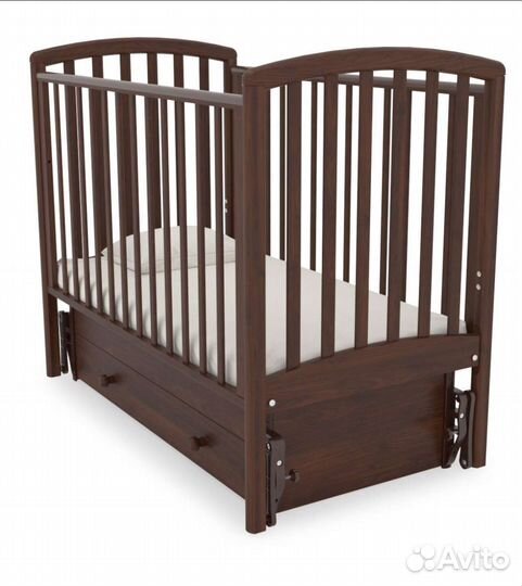 Детская кроватка с маятником