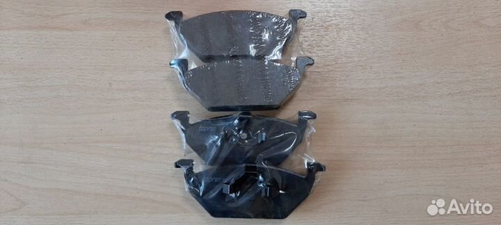 Колодки тормозные передние Фольксваген Гольф 4