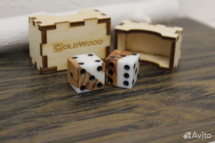 Игральные кубики из можжевельника и смолы