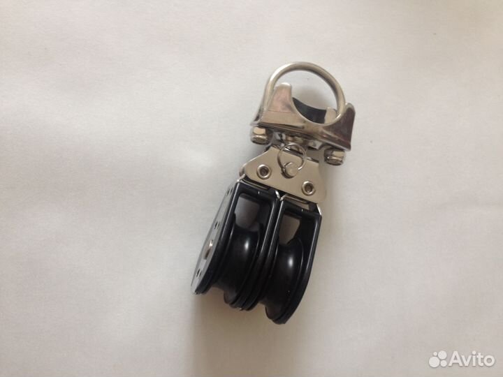 Яхтенный такелажный блок Harken 40 мм двушкивный