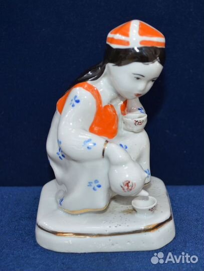 Редкая фарфоровая статуэтка- узбечка С чайником. Т