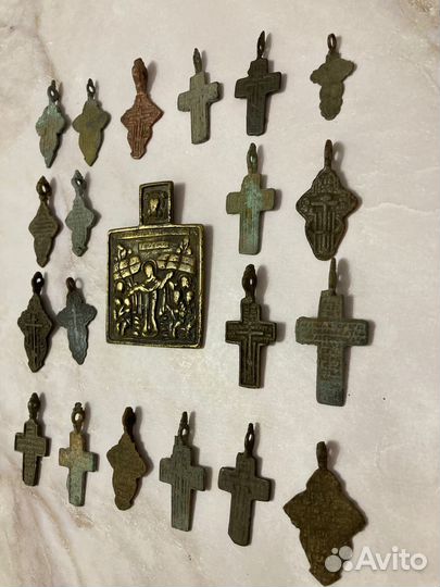 Нательная икона и 20 крестиков лепестков 19-20 век