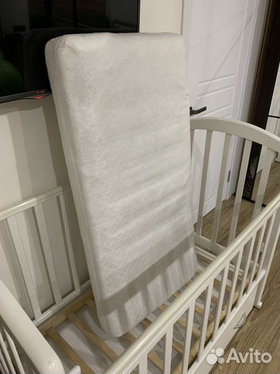 Детская кроватка с маятником и ящиком