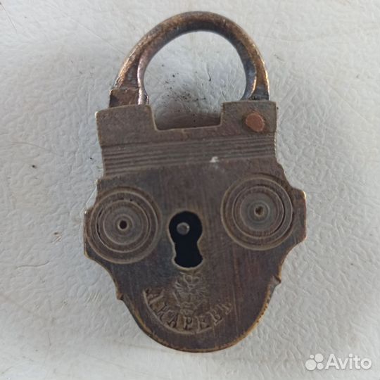 Замок бронзовый