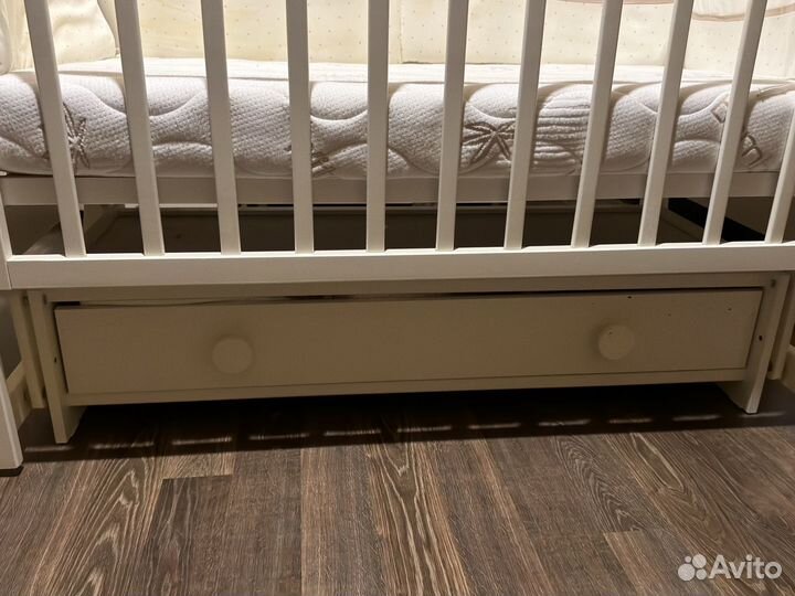 Детская кроватка с универсальным маятником