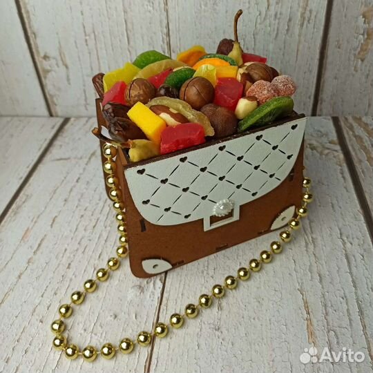 Букет из сухофруктов учителю