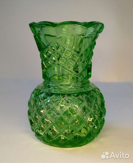 Старинная вазочка бутоньерка зелёное стекло