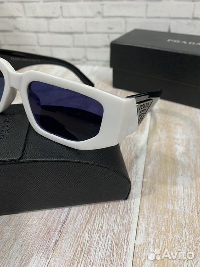 Солнцезащитные очки Prada