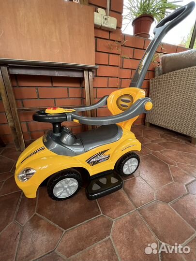 Машинка каталка с ручкой