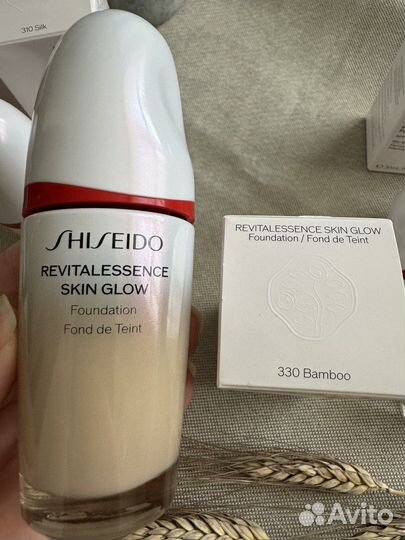 Тональный крем Shiseido Revitalessence Skin Glow