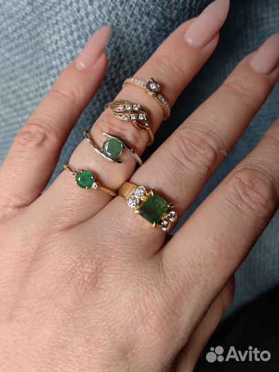 Золотое кольцо с бриллиантами и изумрудом