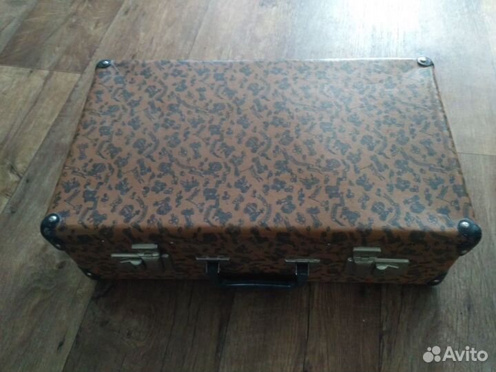 Чемодан ретро
