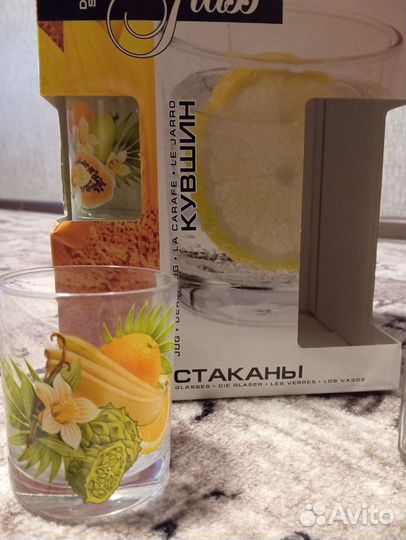 Кувшин со стаканами