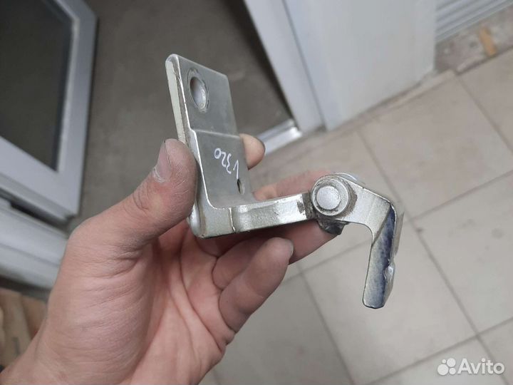 Петля двери верх. пер. П. Audi A4 B5/1998