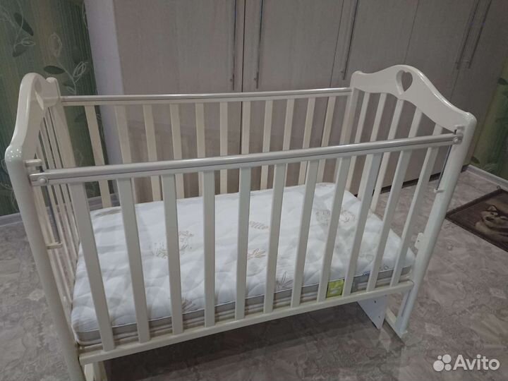 Детская кроватка с маятником и матрасом