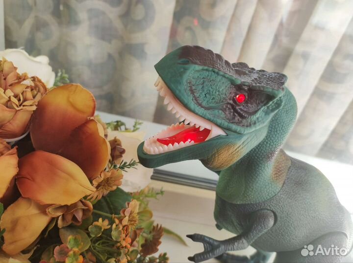 Динозавр на пульте управления