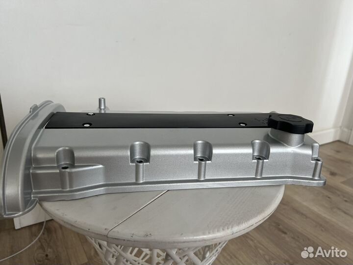 Клапанная крышка Дэу Нексия и Лачетти с отводом