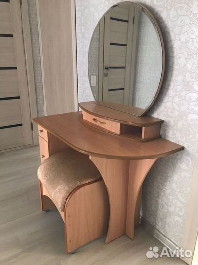 Туалетный столик с зеркалом бу