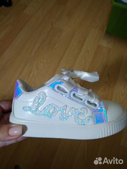 Новые кроссовки для девочки 25р