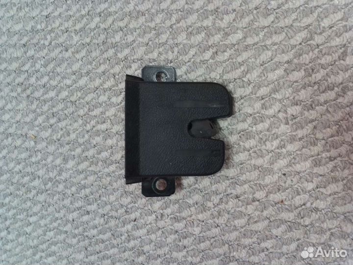 Замок крышки багажника VW Touareg