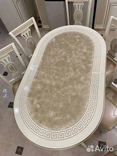 Стол и стулья