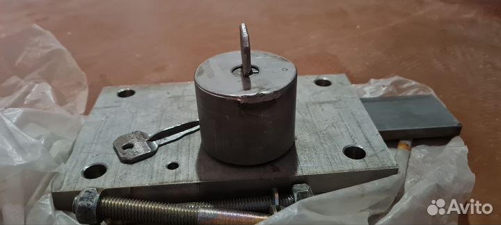 Замок гаражный накладной новый