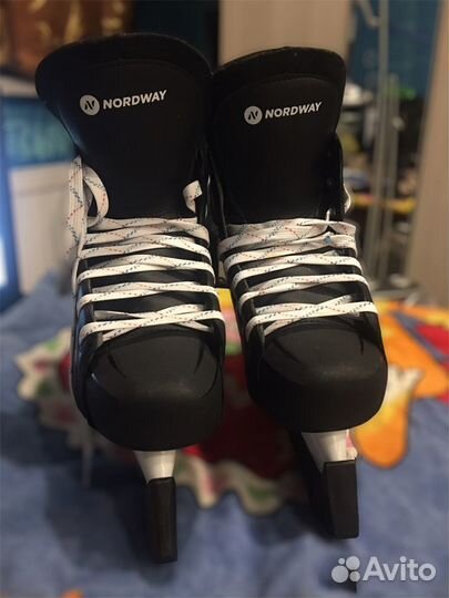 Коньки хоккейные + защитные чехлы