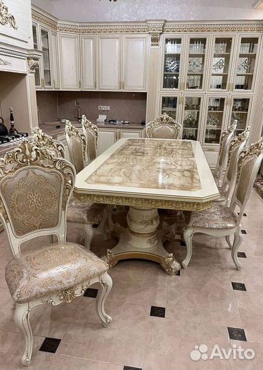 Стол кухонный и стулья