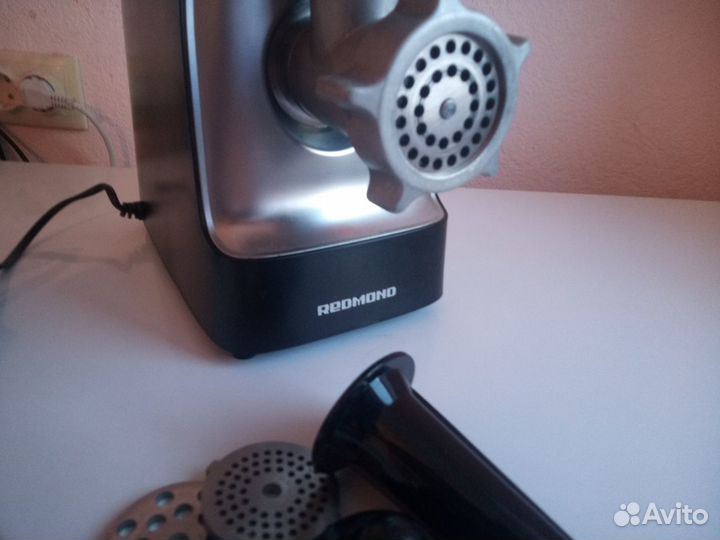 Продам мясорубку Redmond RMG-1235
