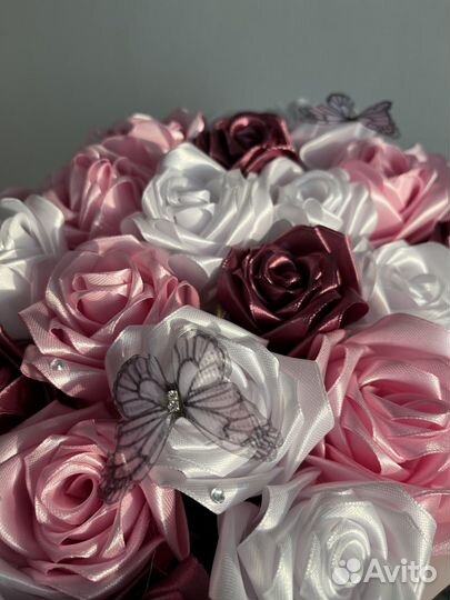 Композиция из атласных лент