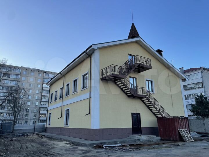 Новое трёхэтажное здание (тц, банк), 705.2 м²
