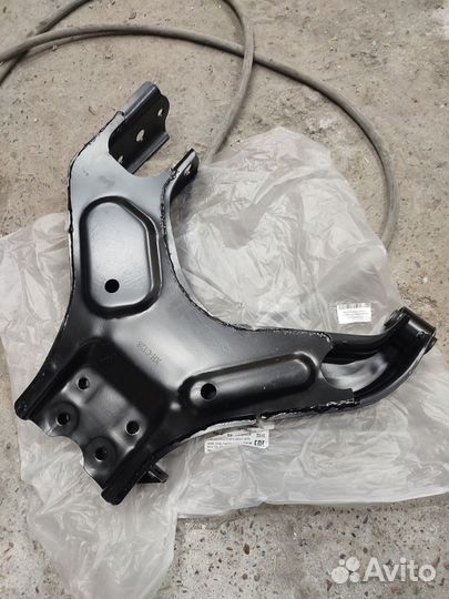 Рычаг передний подвески нижний левый