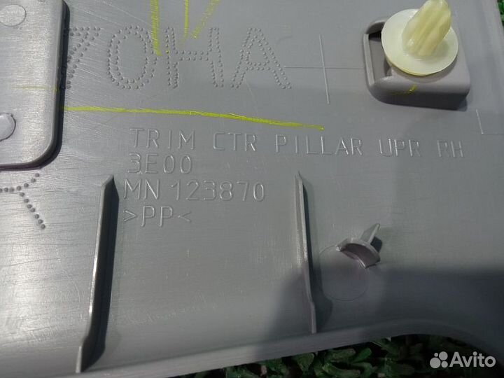 Обшивка стойки средней верхняя правая Mitsubishi L