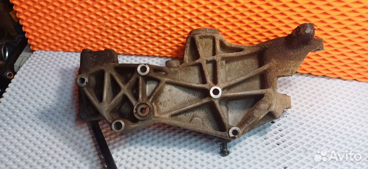 Кронштейн генератора Volkswagen Passat B5 1.8 ADR