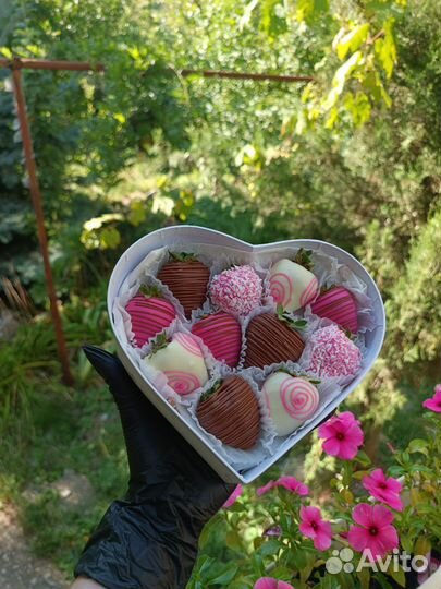 Клубника в шоколаде, сердце, букеты из клубники