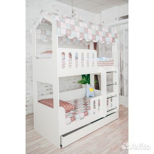 Двухъярусная кровать домик