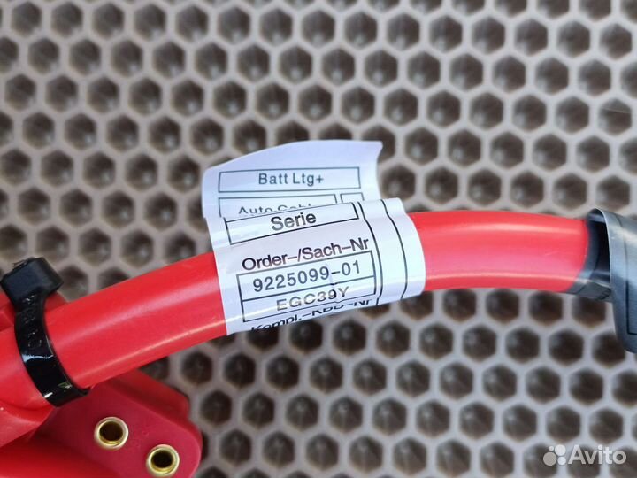 Новая BMW X3 F25 клемма плюсовая