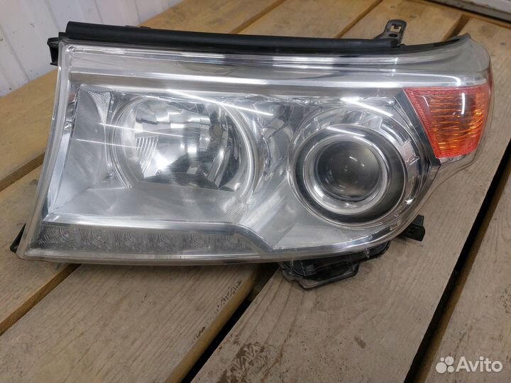 Фара левая Toyota Land Cruiser 200 2012-14 ксенон