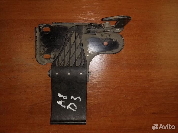 Крюк капота Ауди А8 Д3 4Е