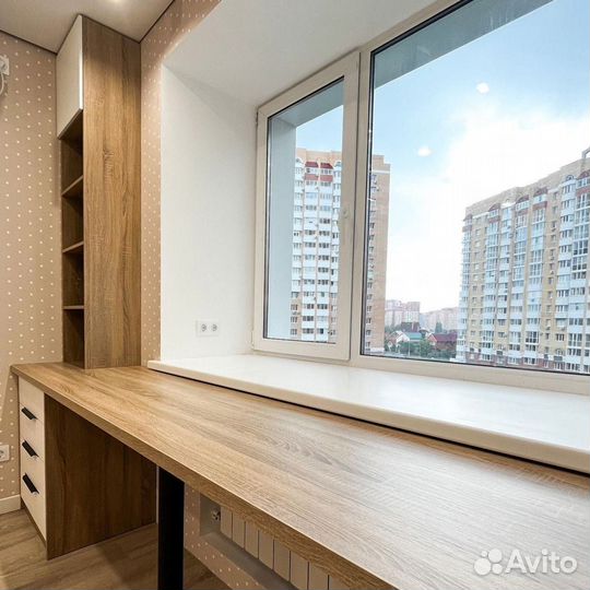 Стол рабочий встроенный у окна