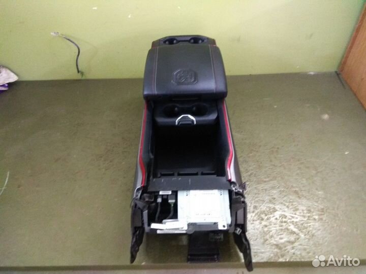 Подлокотник центральный