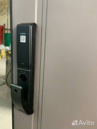 Входная дверь с умным замком черная