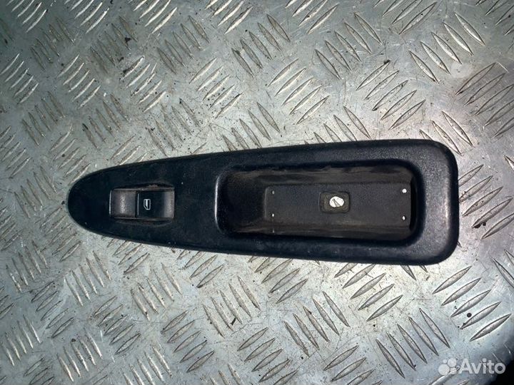 Кнопка стеклоподъемника переднего правого Chery