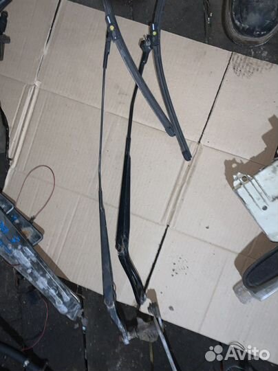 Поводок стеклоочистителя дворников Mazda 3 BK