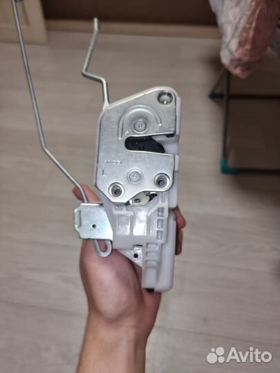 Замок двери передний левый Mitsubishi galant 9